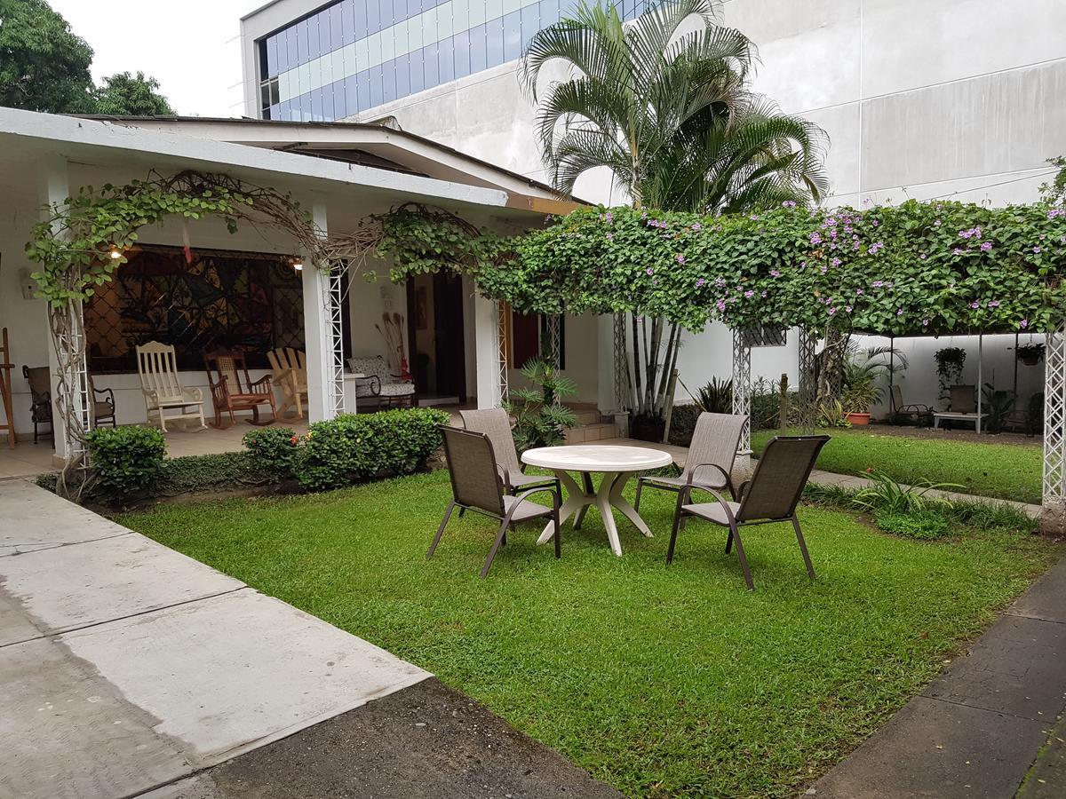 Hostal Aqui Me Quedo San Pedro Sula Bagian luar foto